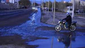 Bajo agua: así amaneció un barrio de Roca por una pérdida en un tanque de Aguas Rionegrinas