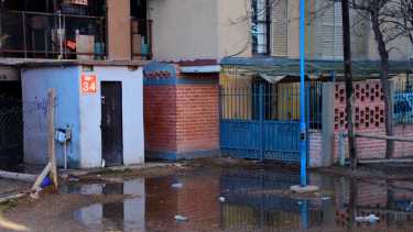 Vecinos de las 500 viviendas conviven con las consecuencias de los recurrentes desbordes cloacales, en Roca. Foto Alejandro Carnevale.