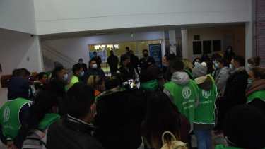 Tras sufrir las agresiones por parte de un paciente de salud mental, los hospitalarios de Roca exigieron el traslado del detenido a otro centro de salud. Fotos Juan Thomes.