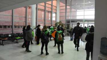 Tras sufrir las agresiones por parte de un paciente de salud mental, los hospitalarios de Roca exigieron el traslado del detenido a otro centro de salud. Fotos Juan Thomes.