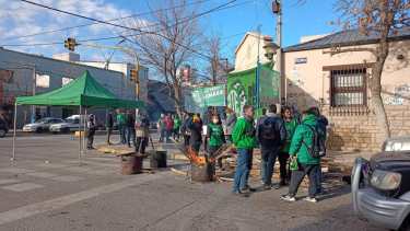 El punto de concentración de ATE, se realizó frente a las oficinas del Ministerio de Trabajo de Nación, en Roca. Foto Cesar Izza.