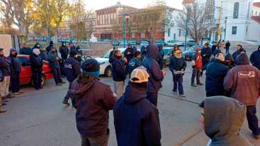 Los trabajadores del obrador reclaman la reincorporación de sus compañeros despedidos. Foto César Izza