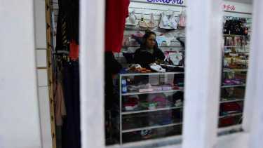 A raíz del último robo, vecinos y comerciantes de barrio Noroeste denunciaron poca presencia policial, en Roca. Foto César Izza.