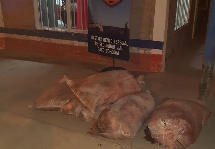 Una parte de la carne decomisada anoche en Paso Córdoba. Foto: gentileza
