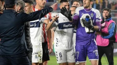 Rey fue increpado por los jugadores de Estudiantes después del partido. "Saludó" irónicamente a la hinchada rival después de que lo discriminaron todo el partido. 