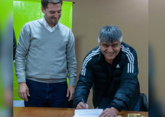 Roja firma el convenio. A su lado, Buteler. Foto: Diario10.com.ar