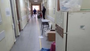 El violento paciente de Salud Mental fue a parar a la sede del servicio de emergencia, en Roca