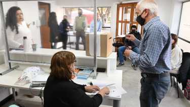 En Viedma, durante la mañana se utiliza una urna volante. Foto: Marcelo Ochoa.