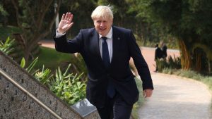 Boris Johnson vuelve a Reino Unido y refuerza rumores de que será candidato a primer ministro