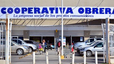 Desde el domingo los supermercados abrirán por la tarde para competir con los "chinos".