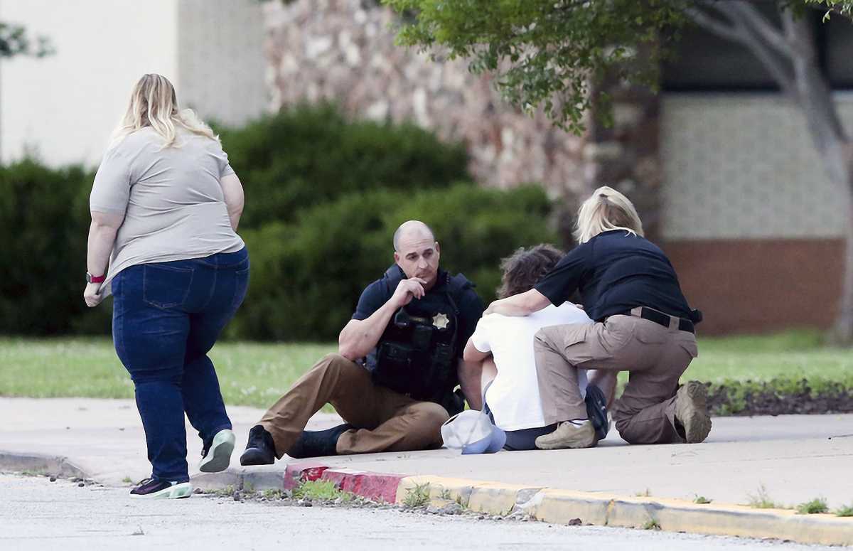 Varias personas recibieron disparos en un edificio médico de Tulsa en el campus de un hospital el miércoles.  (Ian Maule/Tulsa World via AP)