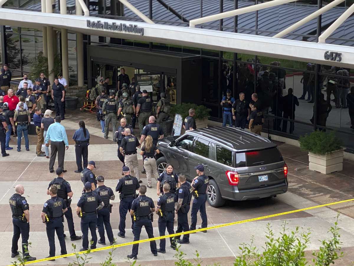 El personal de emergencia responde a un tiroteo en el edificio médico Natalie , en Tulsa (Ian Maule/Tulsa World via AP)