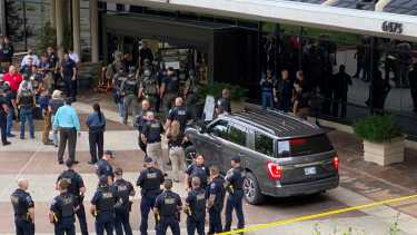 El personal de emergencia responde a un tiroteo en el edificio médico Natalie , en Tulsa (Ian Maule/Tulsa World via AP)