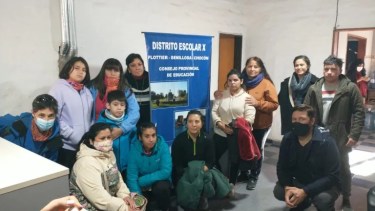 Padres de la Escuela 301 toman oficinas del distrito 10 en Plottier. Foto: Gentileza