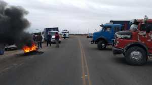 Transportistas y fleteros autoconvocados impiden paso de camiones en la Ruta 6, en Roca
