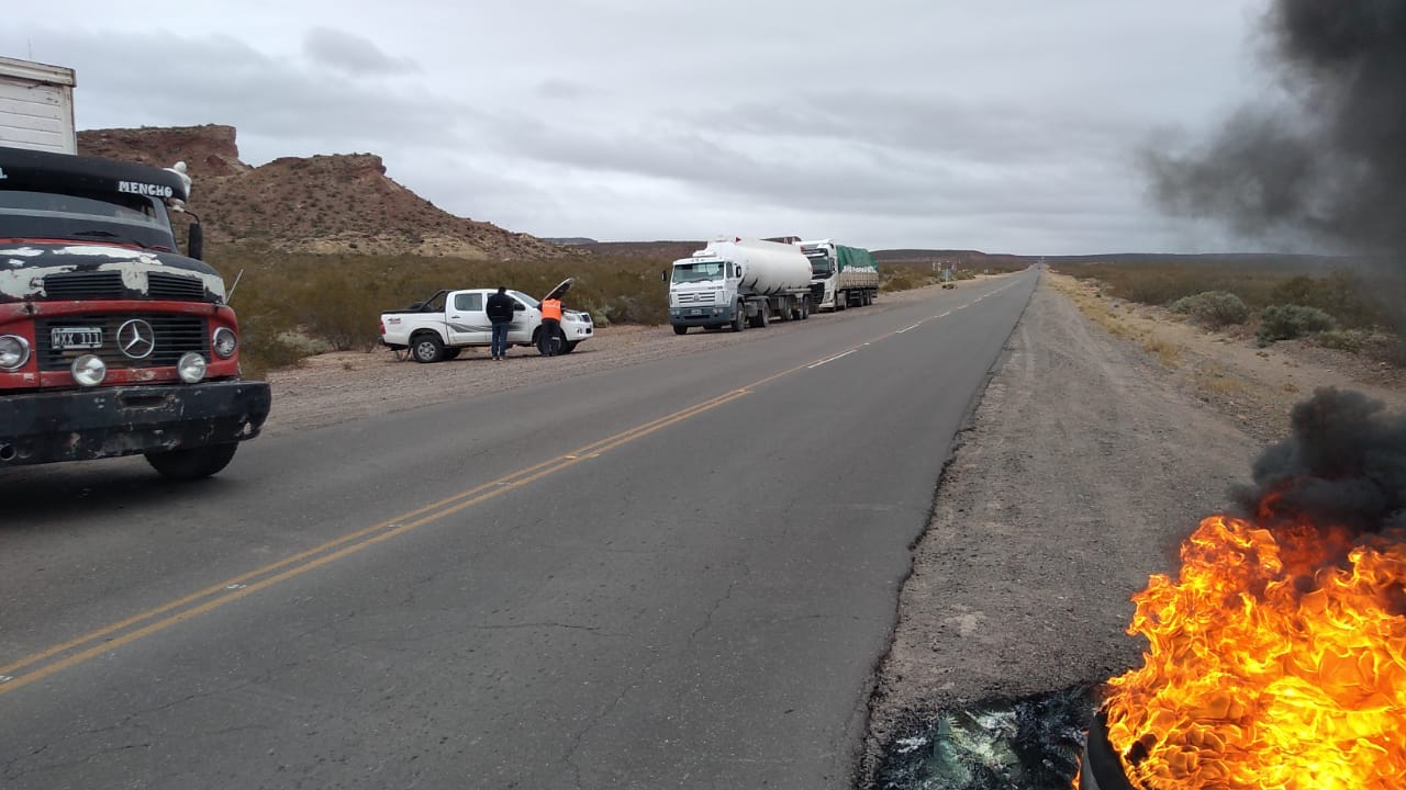 La medida impide el ingreso de camiones hacia la zona del Alto Valle. Desde las 10 cortan en Paso Córdoba. (foto: gentileza)