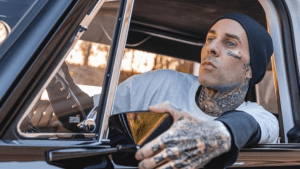 Internaron de urgencia a Travis Barker, baterista de Blink-182, y su hija pidió «oraciones»