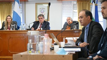 Al fondo el tribunal; la jueza Florencia Caruso y los jueces Marcelo Gómez y Julio Sueldo. (Florencia Salto) 