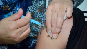 Continúa la vacunación contra el covid y antigripal en el hospital de Villa Regina