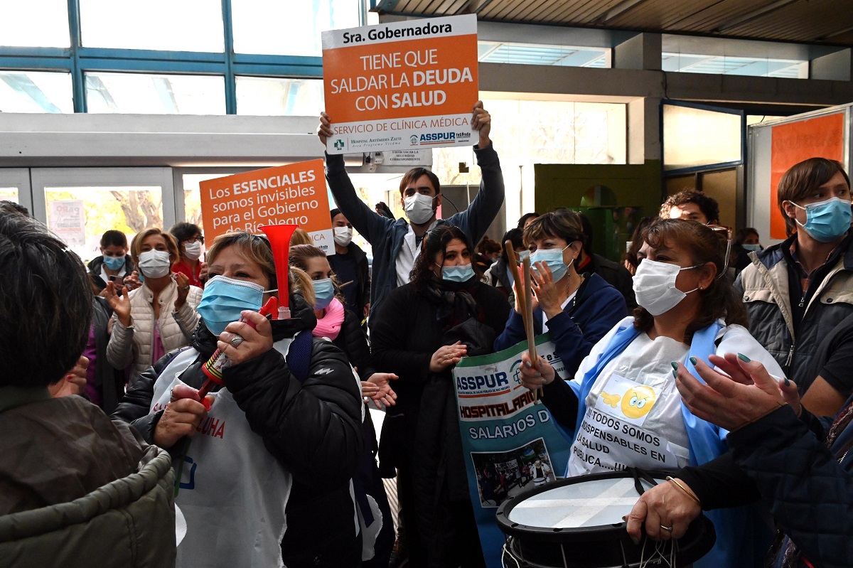 La protesta en el interior del Ministerio de Salud de Río Negro. Foto: Marcelo Ochoa