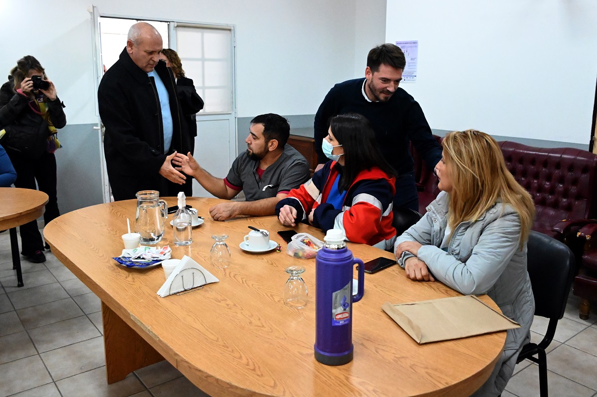 El frío saludo entre el ministro de Salud Zgaib y representantes de ASSPUR durante la reunión. Foto: Marcelo Ochoa
