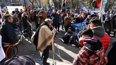 Referentes de 67 comunidades  marcharon a la capital rionegrina reclamando por la restitución de tierras. Foto: Marcelo Ochoa