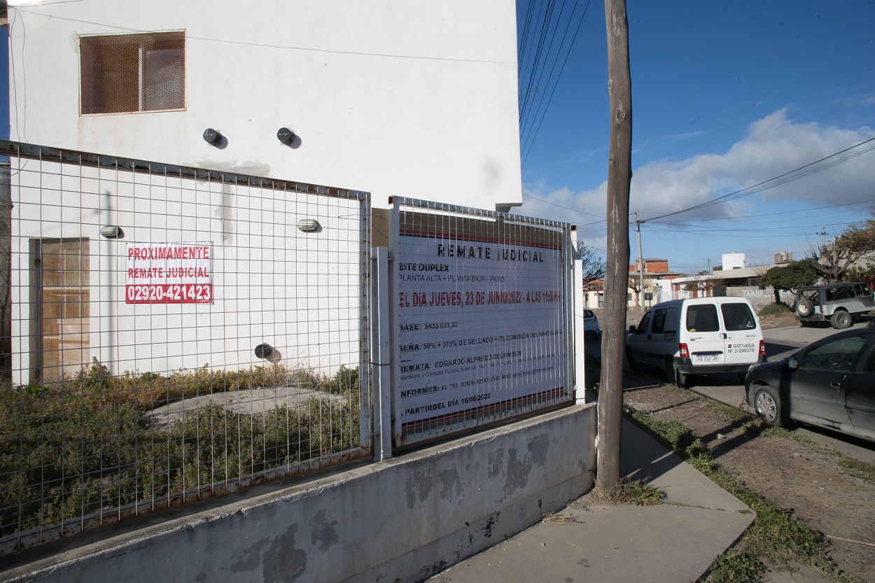 El duplex que saldrá a remate está ubicado en el barrio Zatti de Viedma. Foto: Pablo Leguizamon.
