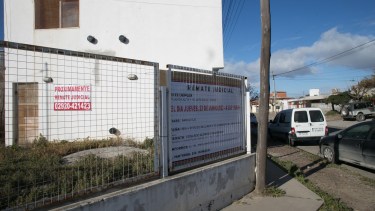 El duplex que saldrá a remate está ubicado en el barrio Zatti de Viedma. Foto: Pablo Leguizamon.