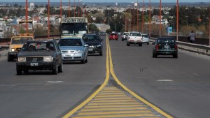 Está cerrado el ingreso a Viedma por el rulo del puente «Basilio Villarino»