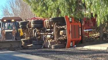 El camión Scania quedó volcado sobre su lateral derecho en calle Neuquén casi Pratt. (fotos: gentileza)