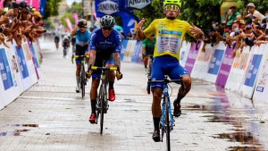 Ganó una carrera de ciclismo en Colombia, pero en la meta chocó contra su esposa