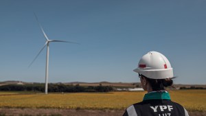 100 años de YPF: el desafío de las renovables en una empresa que nació petrolera