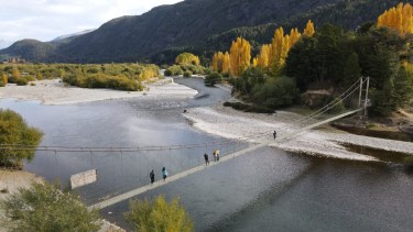 La Pasarela del río Azúl en El Bolsón. Foto y video: @omaralexismoya
