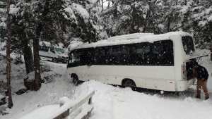 Un micro quedó atravesado camino a Tronador por la nevada y restringieron el acceso