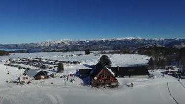 El parque de nieve Batea Mahuida abre a las 11. Ofrece las tarifas más baratas de la Patagonia para esquiar. 