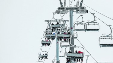 El nuevo medio cuádruple tiene 142 vehículos, en una longitud de 1.190 metros y puede transportar 2.000 pasajeros por hora. Fotos: Cerro Catedral.