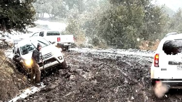 El panorama ayer a las 18 hs en la bajada de Chapelco por el camino viejo. Captura de video de Charly Trisciuzzi.