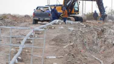 Operarios y maquinarias de la empresa Rimsol realizan trabajos en Ramos Mexía. Foto: Héctor Fuentealba
