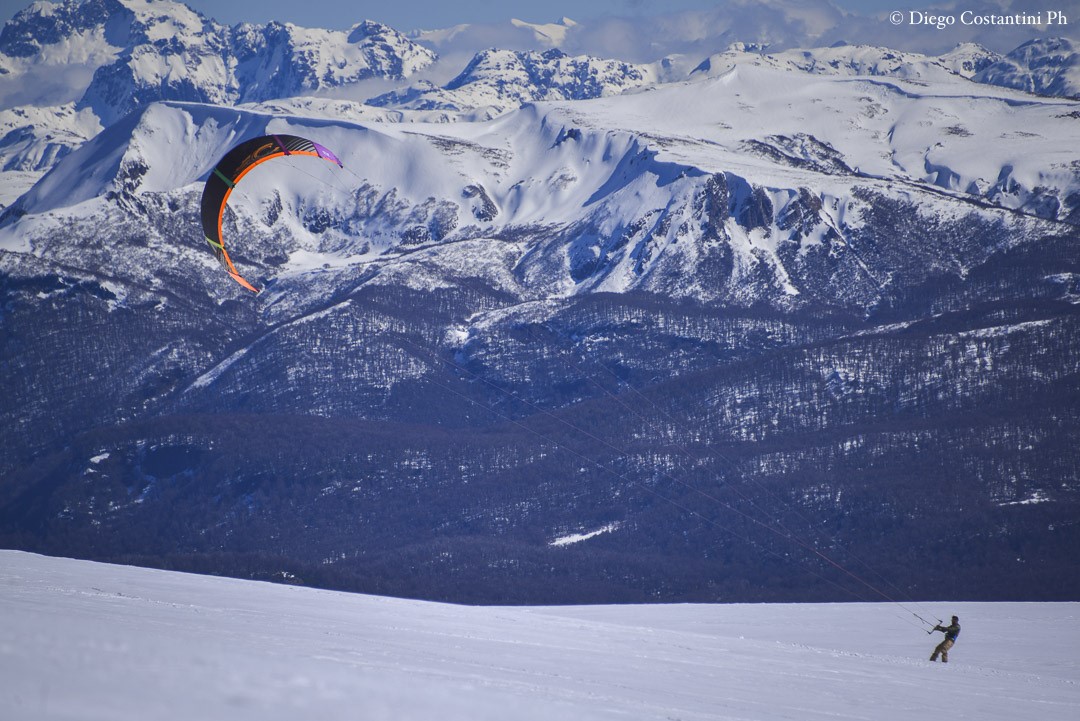 El centro de esquí te invita a hacer el snowkite, una disciplina en la que te deslizas por medio de una vela sujetada al cuerpo. Gentileza Cerro Chapelco, Diego Costantini.