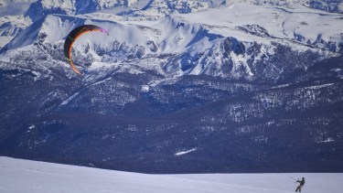 El centro de esquí te invita a hacer el snowkite, una disciplina en la que te deslizas por medio de una vela sujetada al cuerpo. Gentileza Cerro Chapelco, Diego Costantini.