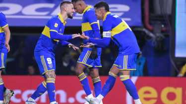 Rojo y Benedetto festejan el tanto de la victoria. Al Pipa le hicieron el penal y su compañero se hizo cargo de la ejecución. Foto: Télam 