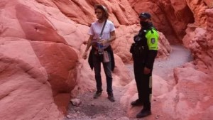 Turistas grafitearon una roca en la Quebrada de las Señoritas en Jujuy y debieron limpiarla