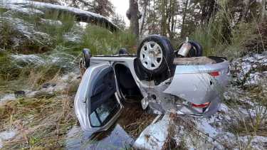 Una familia brasileña volcó camino a La Angostura por el hielo