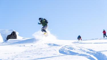 A los y las turistas que se alojen en establecimientos  habilitados de Aluminé, se les realizará un descuento en los pases a los medios de elevación del Parque de Nieve Cerro Batea Mahuida. Foto Matías Cordero.