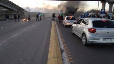Rurales levantaron el corte en la Ruta 22 sin tener definiciones por la paritaria de poda