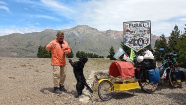 Jorge y Lola en Esquel, durante su inolvidable viaje por la ruta 40 de norte a sur. Foto: Jorge Gómez / Memorias de Bicicleta.