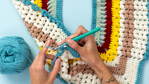 Cómo crear prendas coloridas de crochet