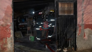Así quedó la vivienda tras un incendio en Roca. Foto: gentileza Bomberos Voluntarios