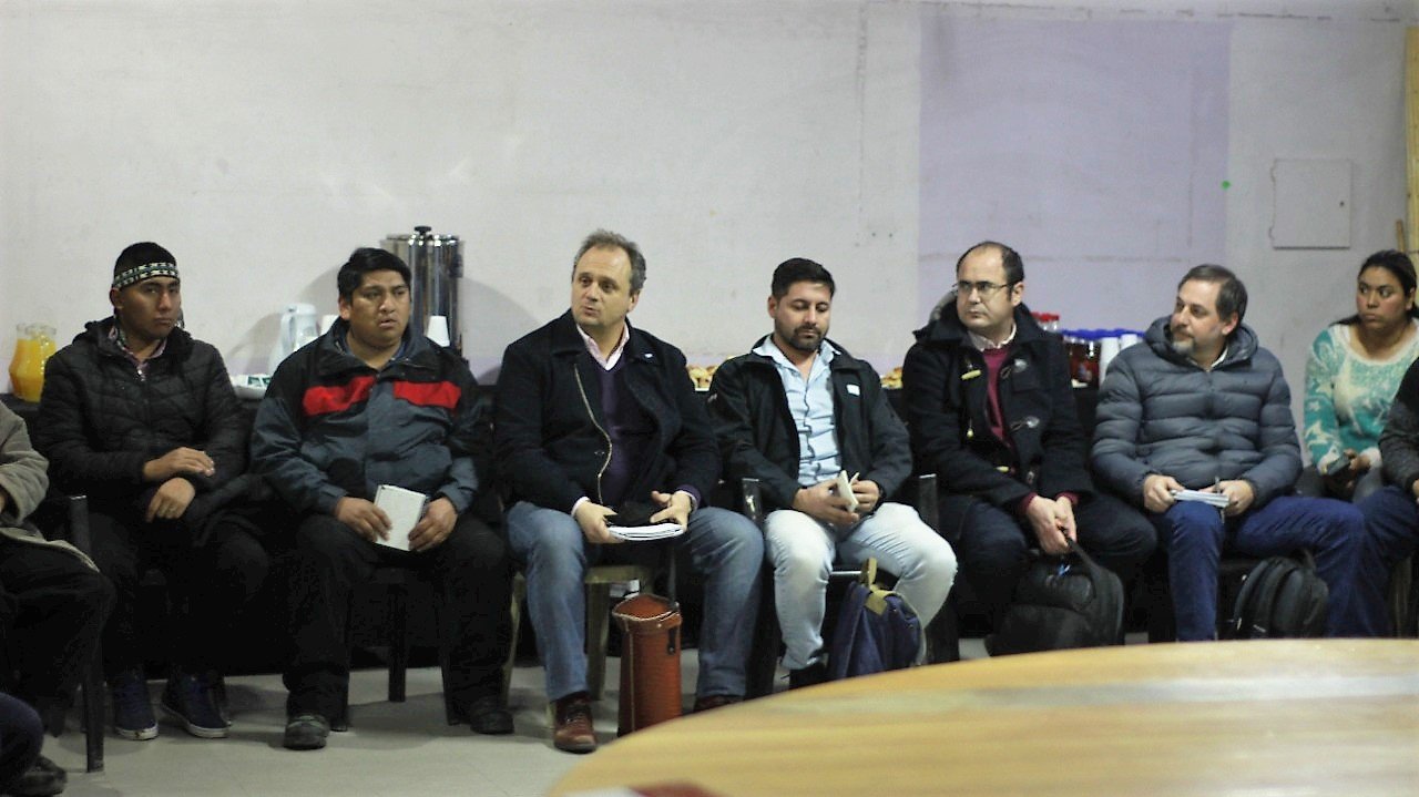 El miércoles pasado, representantes de las comunidades mapuches y de las empresas de hidrocarburos se reunieron para hablar sobre el derecho a la consulta previa. (Foto https://www.facebook.com/XAWVNKO/).-