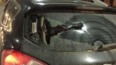 Varios autos terminaron dañados producto de los enfrentamientos. Foto gentileza